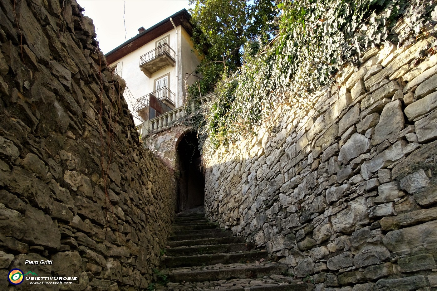21 'Scalettadelle more' , racchiusa tra alti muri a secco.JPG
